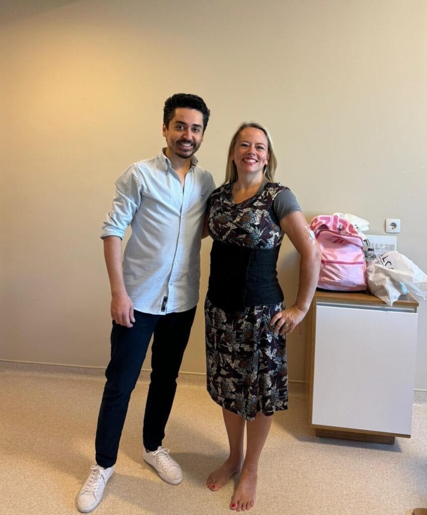 A happy UK patient sharing a five-star review on her smartphone after an all-inclusive cosmetic surgery and hair transplant journey with Renovated Me in Turkey.