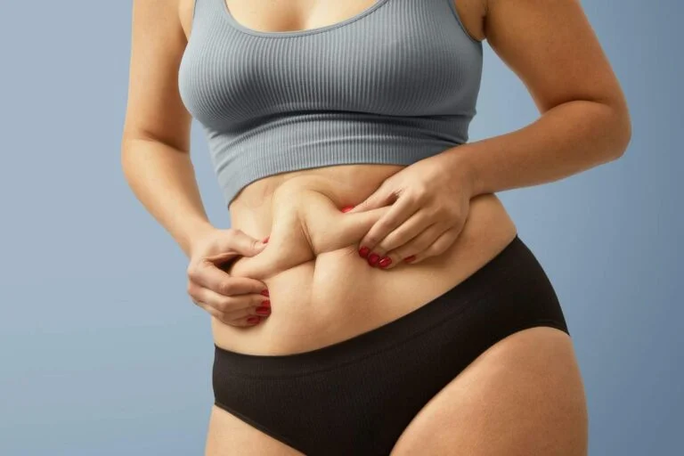 A patient smiling after a successful weight loss procedure in a modern Turkish clinic.